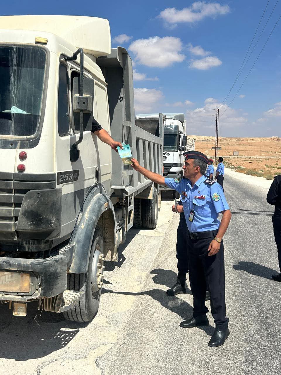 فرق ميدانية من الأمن العام تنفذ جولات لتوعية سائقي مركبات الشحن