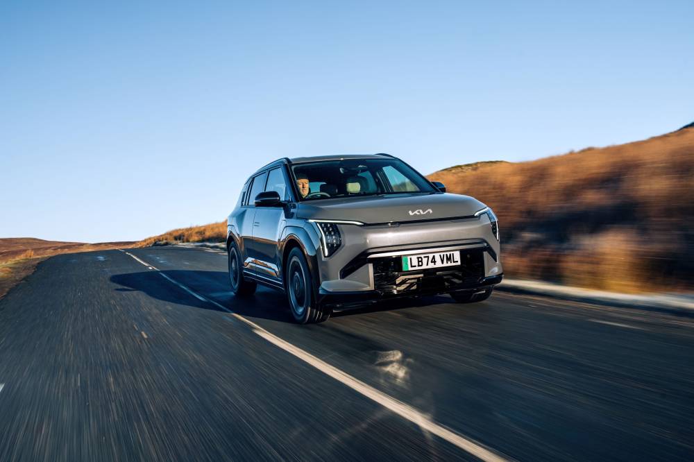 كيا تفوز بجائزتين من جوائز وات كار (What Car) للسيارات الكهربائية لعام 2025