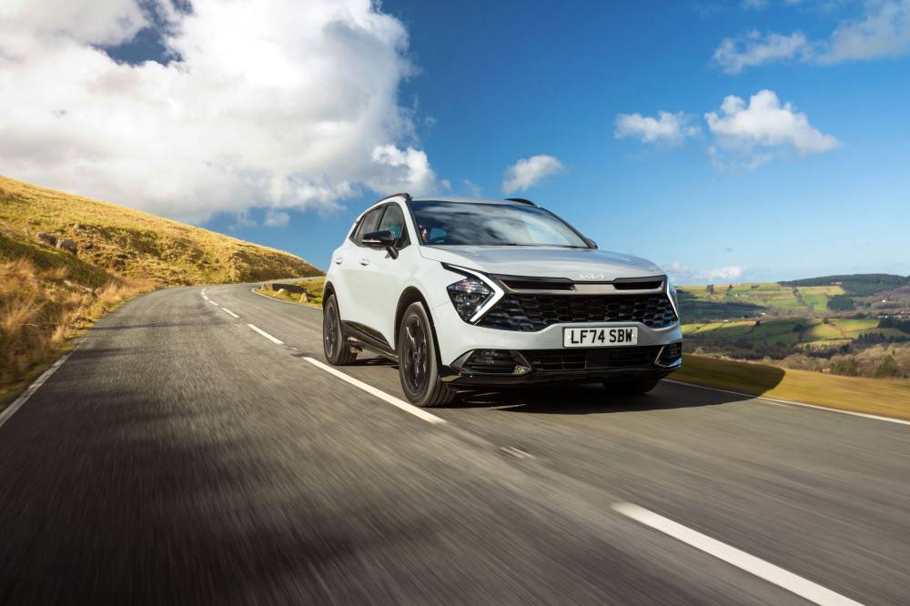 كيا تفوز بجائزتين من جوائز وات كار (What Car?) للسيارات الكهربائية لعام 2025