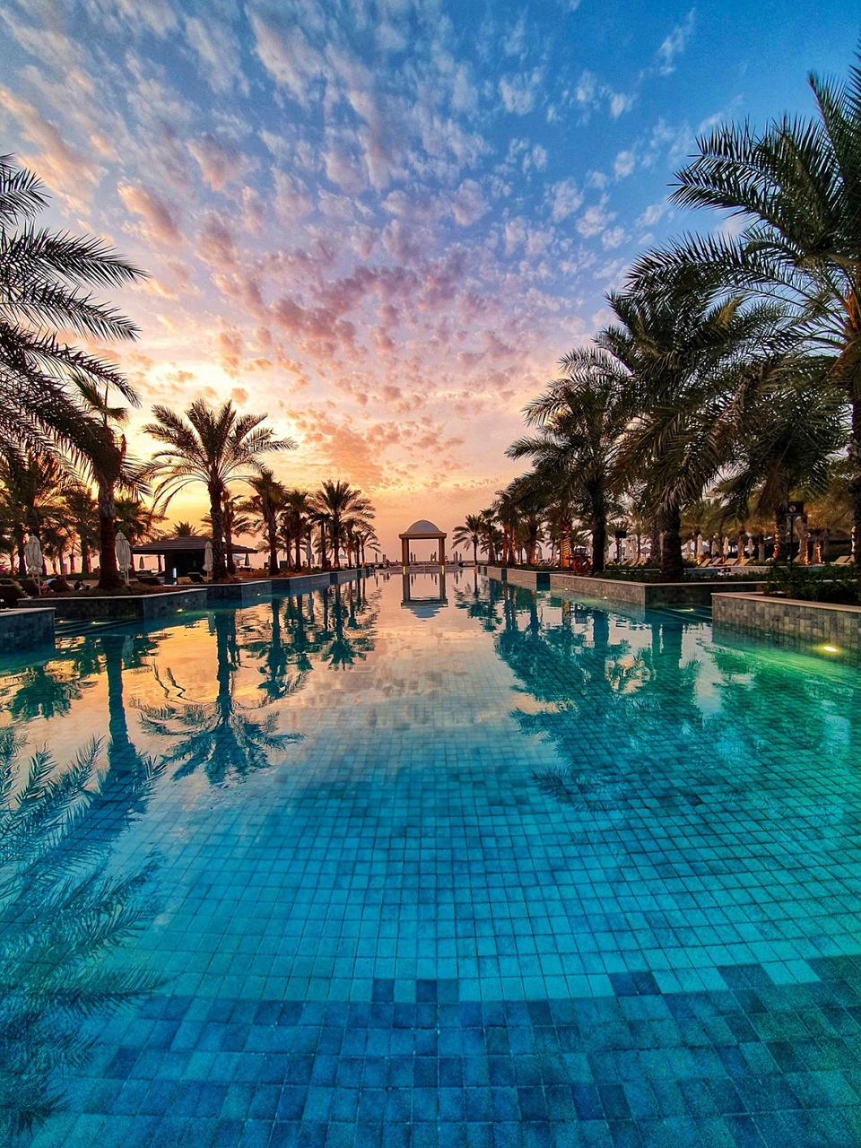 من قمّة جبل جيس إلى رحاب رفاهية ريكسوس المعيريض رأس الخيمة:  مغامرة موسمية لا تُنسى