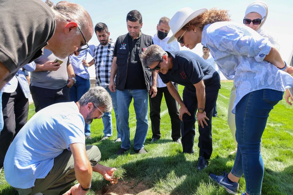 وزير الشباب يتفقد مشروع المستنبت الزراعي في زيزيا