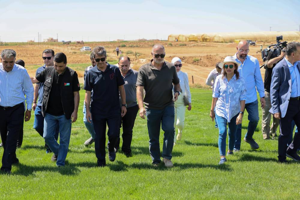 وزير الشباب يتفقد مشروع المستنبت الزراعي في زيزيا