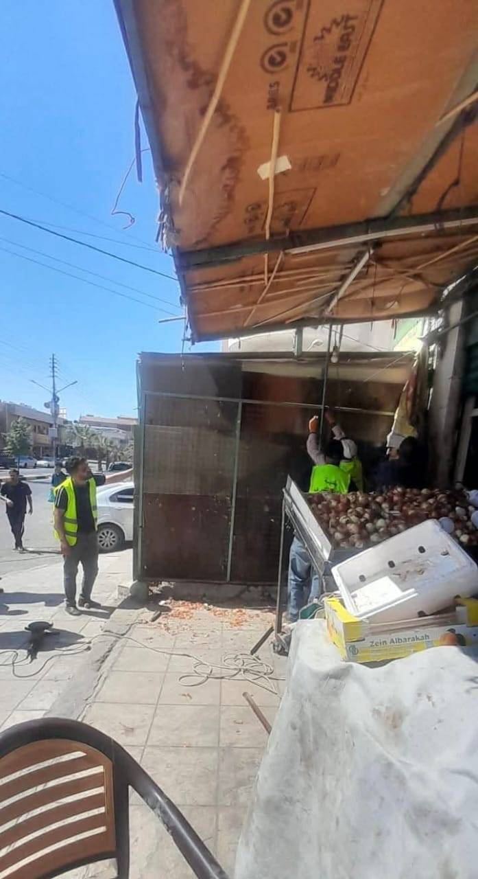 محافظة مادبا والبلدية تنفذان حملة لإزالة العوائق من الشوارع والأرصفة