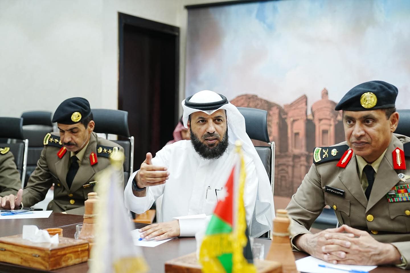 البريزات يلتقي وفداً من أجهزة الأمن السياحي من السعودية والكويت لبحث تعزيز التعاون السياحي والأمني