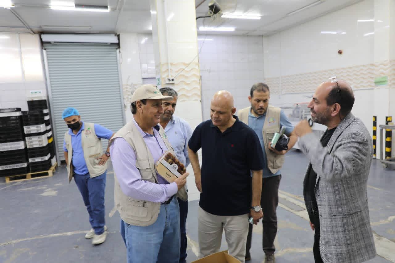 الرواشدة يطلع على تجربة القطاع الخاص في إنتاج وتعبئة وتغليف التمور