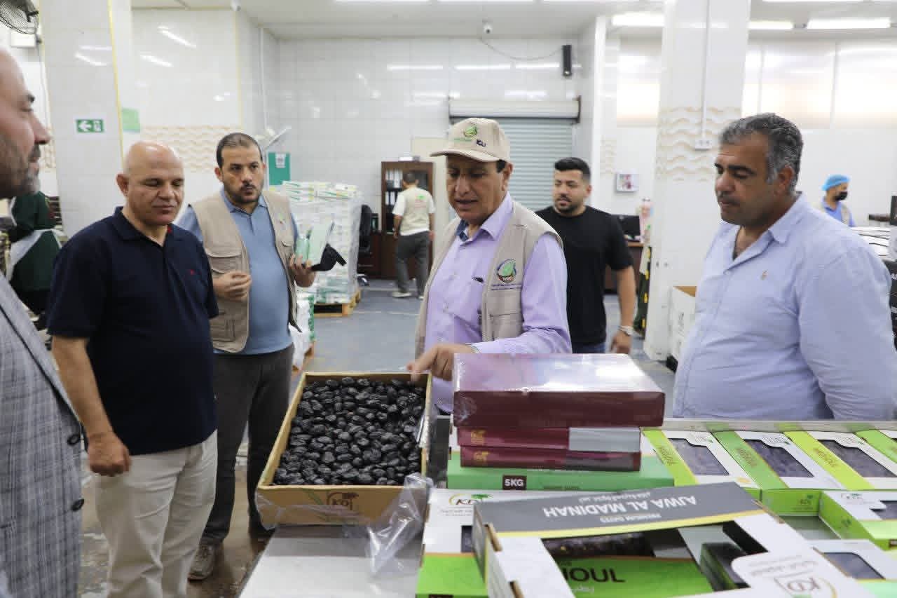الرواشدة يطلع على تجربة القطاع الخاص في إنتاج وتعبئة وتغليف التمور