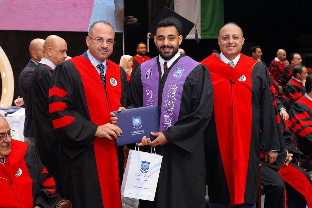 بالصور ... د. ماهر الحوراني يرعى اليوم الأول لإحتفال عمان الأهلية بتخريج طلبتها للفصل الصيفي من الفوج 32