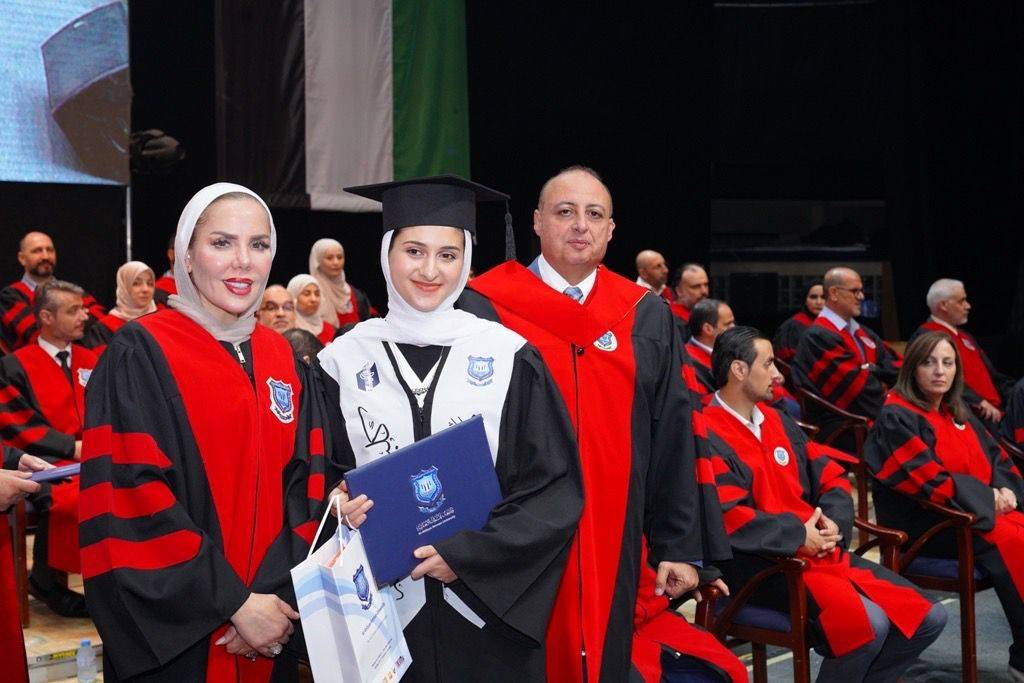 بالصور ... د. ماهر الحوراني يرعى اليوم الأول لإحتفال عمان الأهلية بتخريج طلبتها للفصل الصيفي من الفوج 32