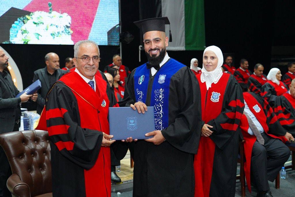 بالصور .. أ.د.حمدان يرعى احتفال عمان الاهلية لليوم الثاني بتخريج طلبة الفصل الصيفي من الفوج 32