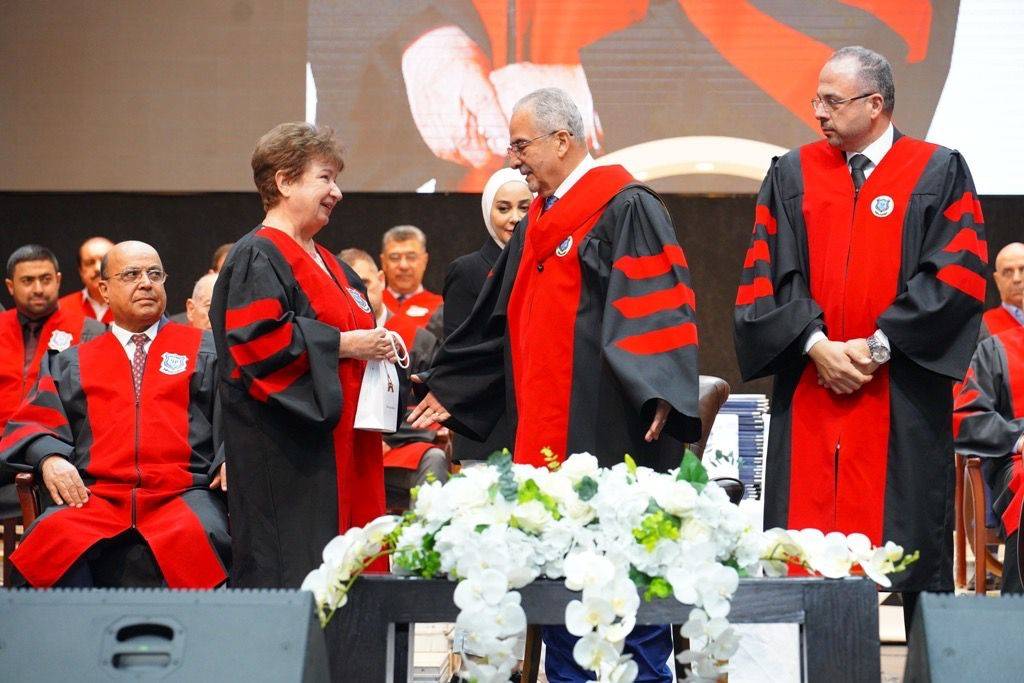 بالصور .. أ.د.حمدان يرعى احتفال عمان الاهلية لليوم الثاني بتخريج طلبة الفصل الصيفي من الفوج 32