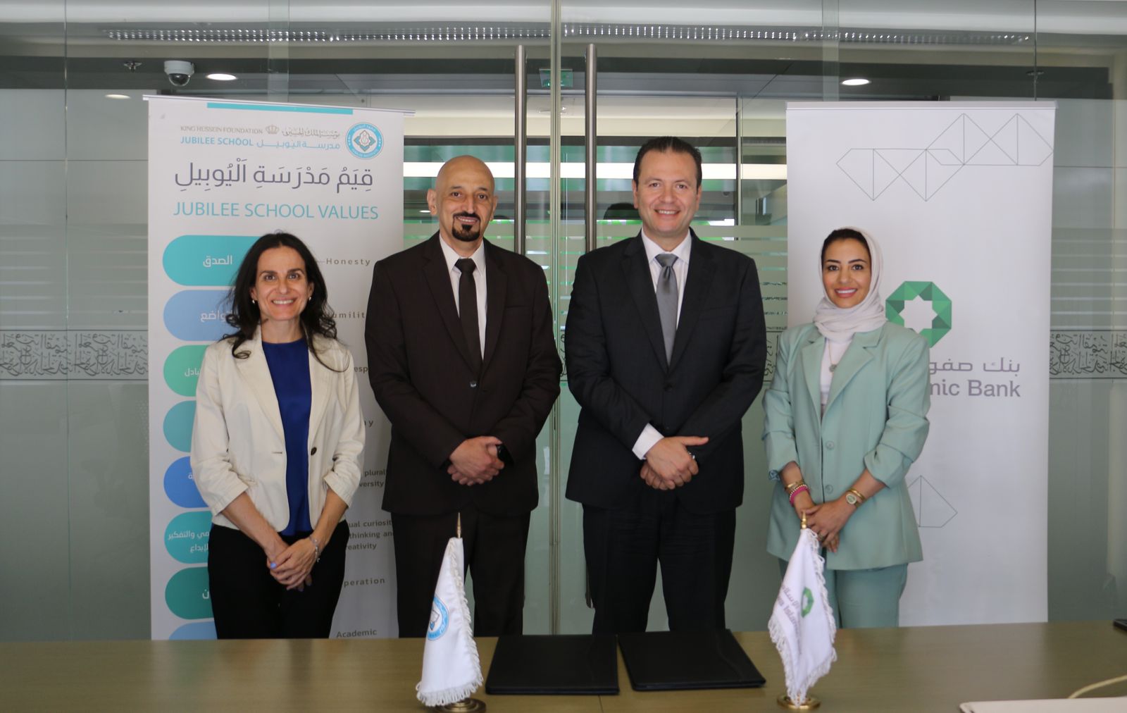 بنك صفوة الإسلامي يوقّع اتفاقية تعاون مع مدرسة اليوبيل لتقديم منحة دراسية كاملة