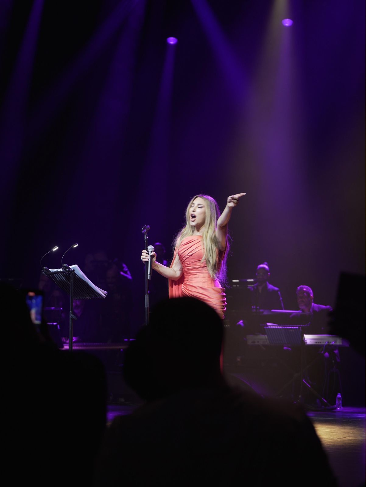 نجوى كرم تُشعل دبي أوبرا بحفل استثنائي بالحضور والتفاعل الجماهيري الملفت