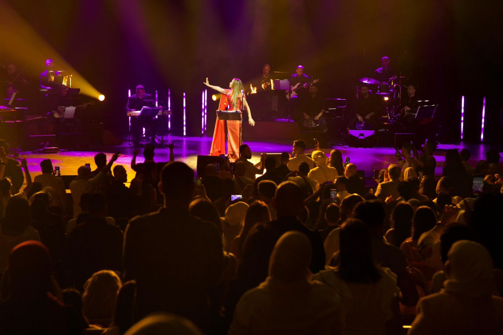 نجوى كرم تُشعل دبي أوبرا بحفل استثنائي بالحضور والتفاعل الجماهيري الملفت