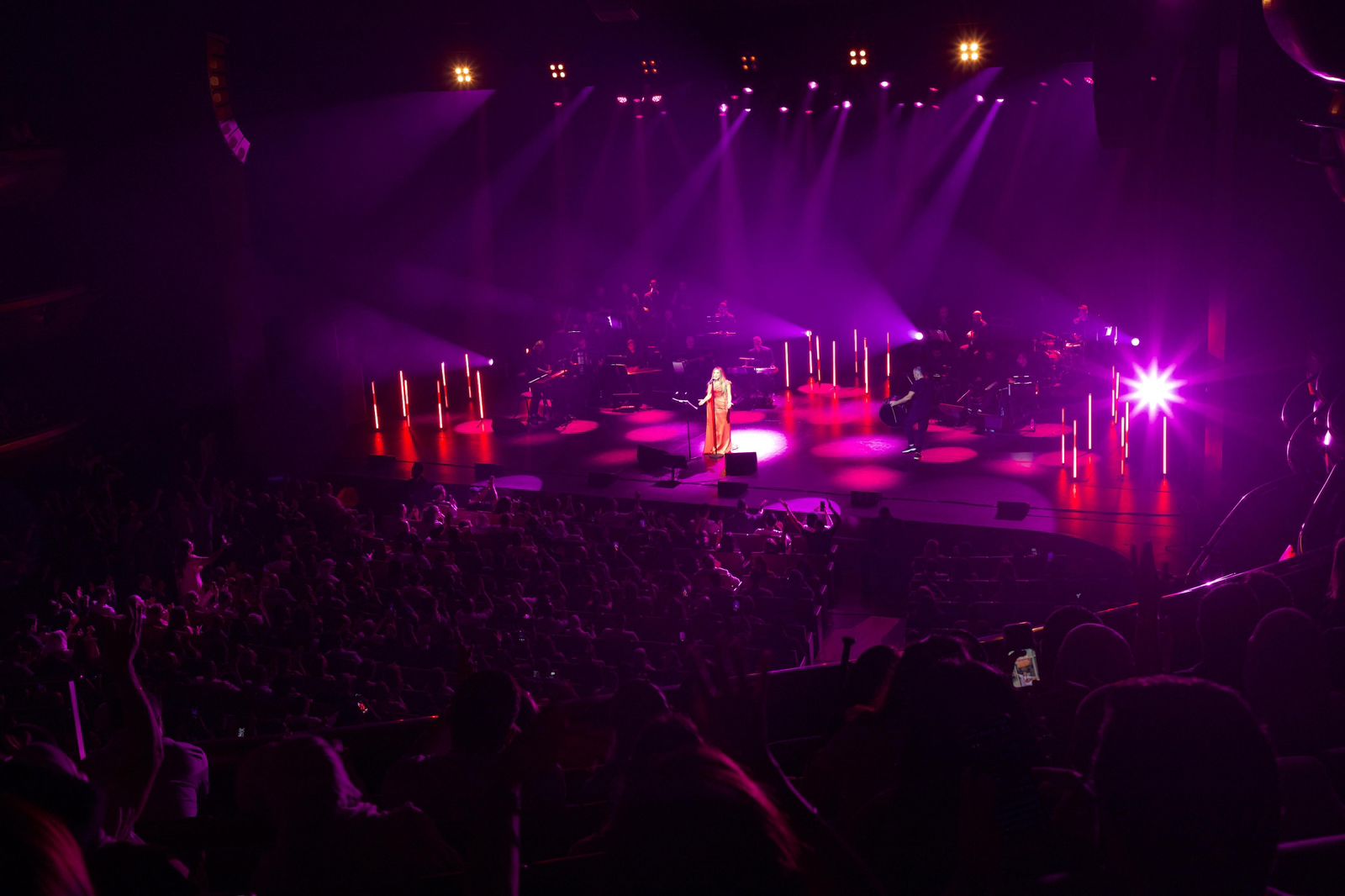 نجوى كرم تُشعل دبي أوبرا بحفل استثنائي بالحضور والتفاعل الجماهيري الملفت