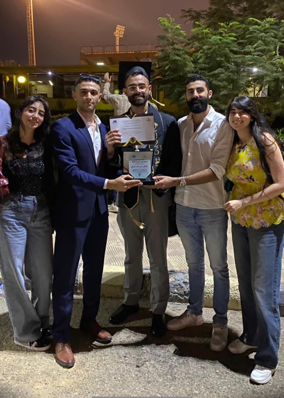 عمر خالد العراقي... صيدلي جديد يزين سجل العائلة بالتميز والتفوق