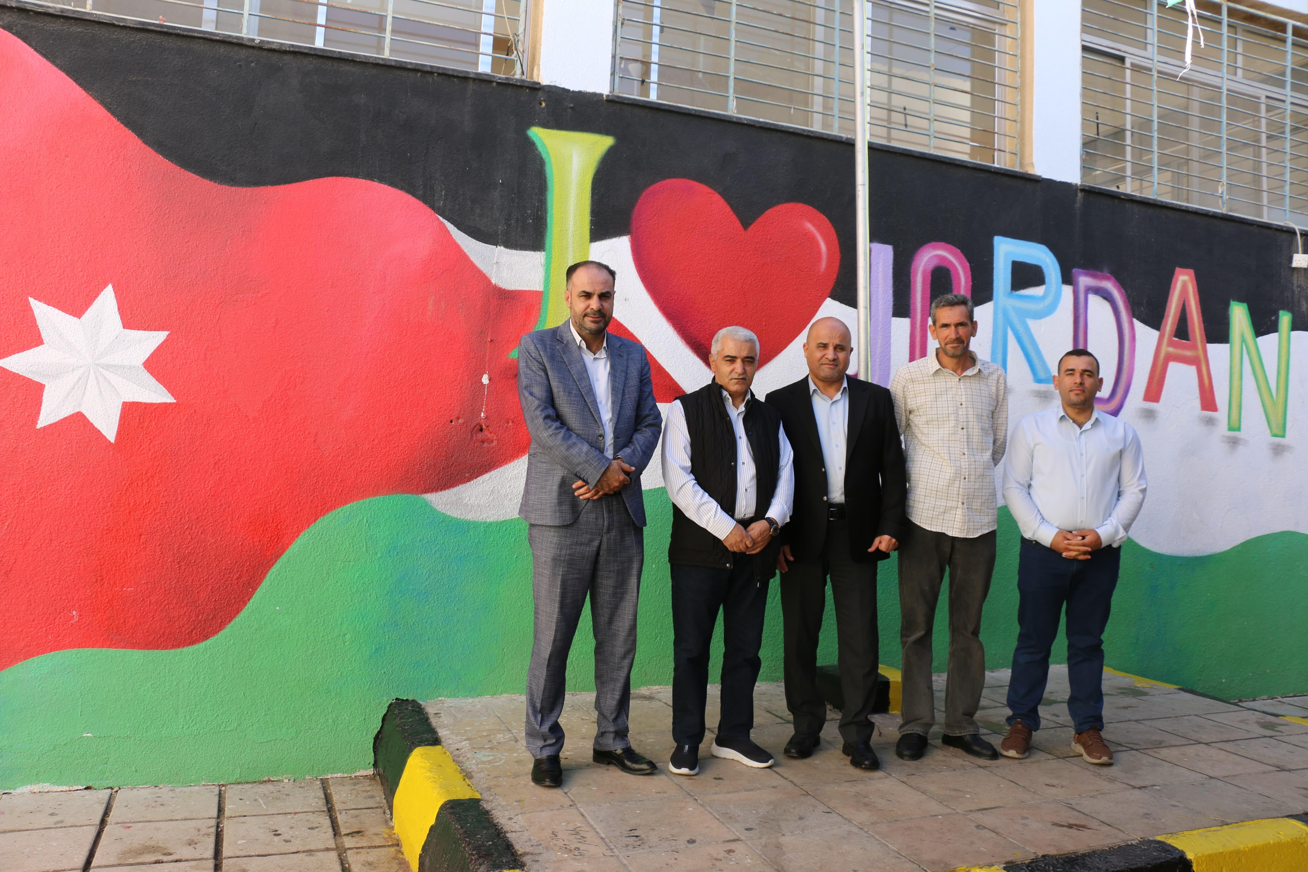 محافظ معان ومدير التربية يتفقدان مبادرات تطوير البيئة المدرسية في مدرسة خديجة بنت خويلد في معان