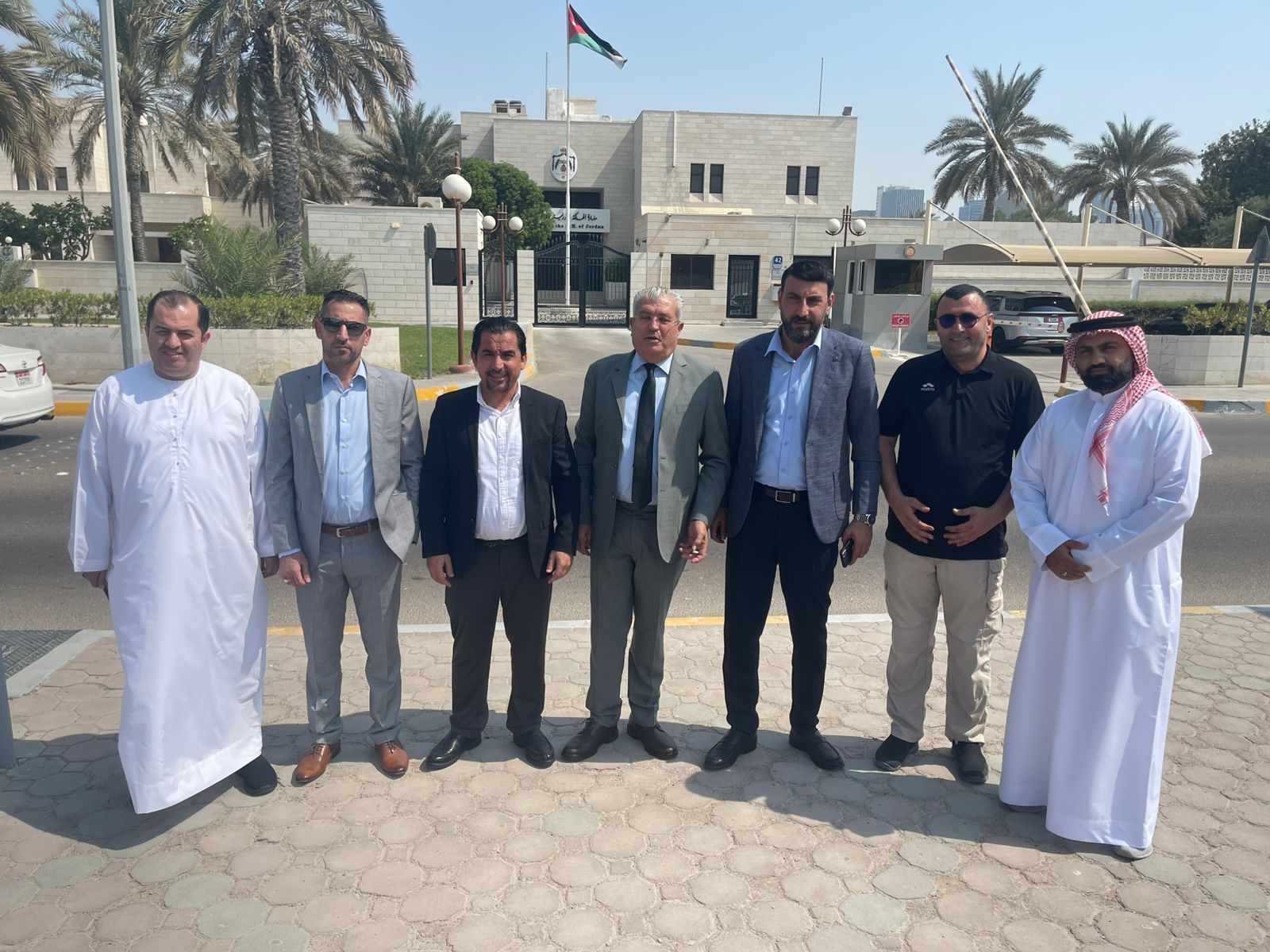 رئيس الجمعية الأردنية في أبوظبي يهنئ السفير ماجد القطارنة بتسلّم مهامه