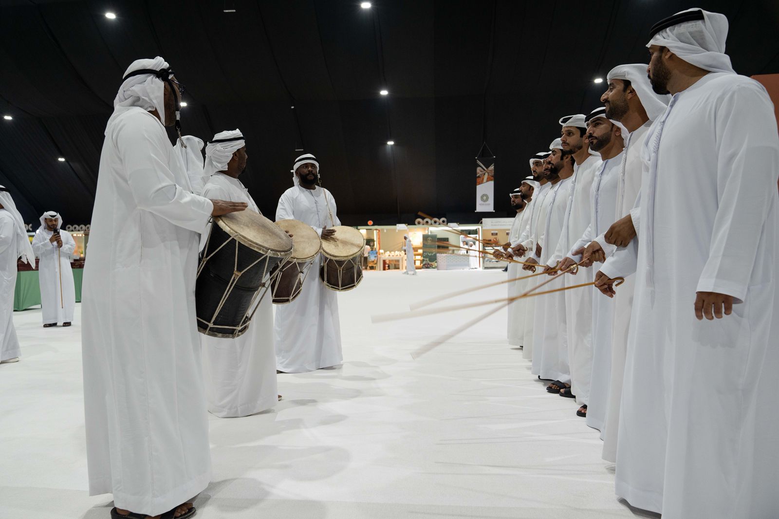 الفنون الشعبية في «الظفرة للتمور» تجسّد الثراء الحضاري والفني للإمارات
