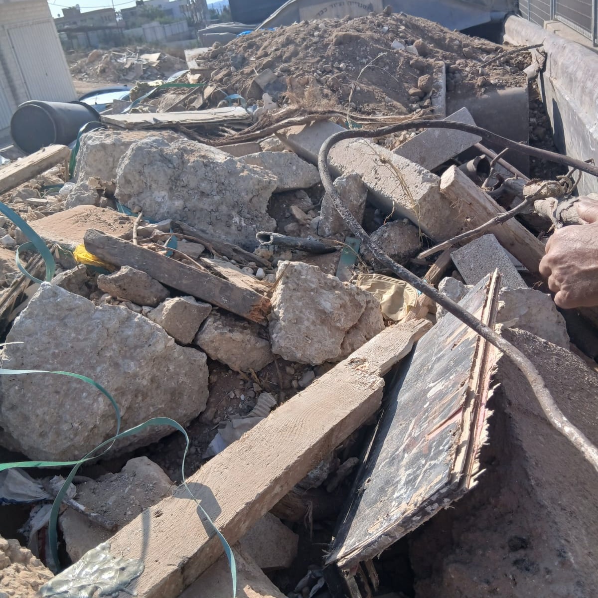 سلطة جودة البيئة تضبط شاحنتين إسرائيليتين محملتين بمخلفات ملوثة في محافظة قلقيلية