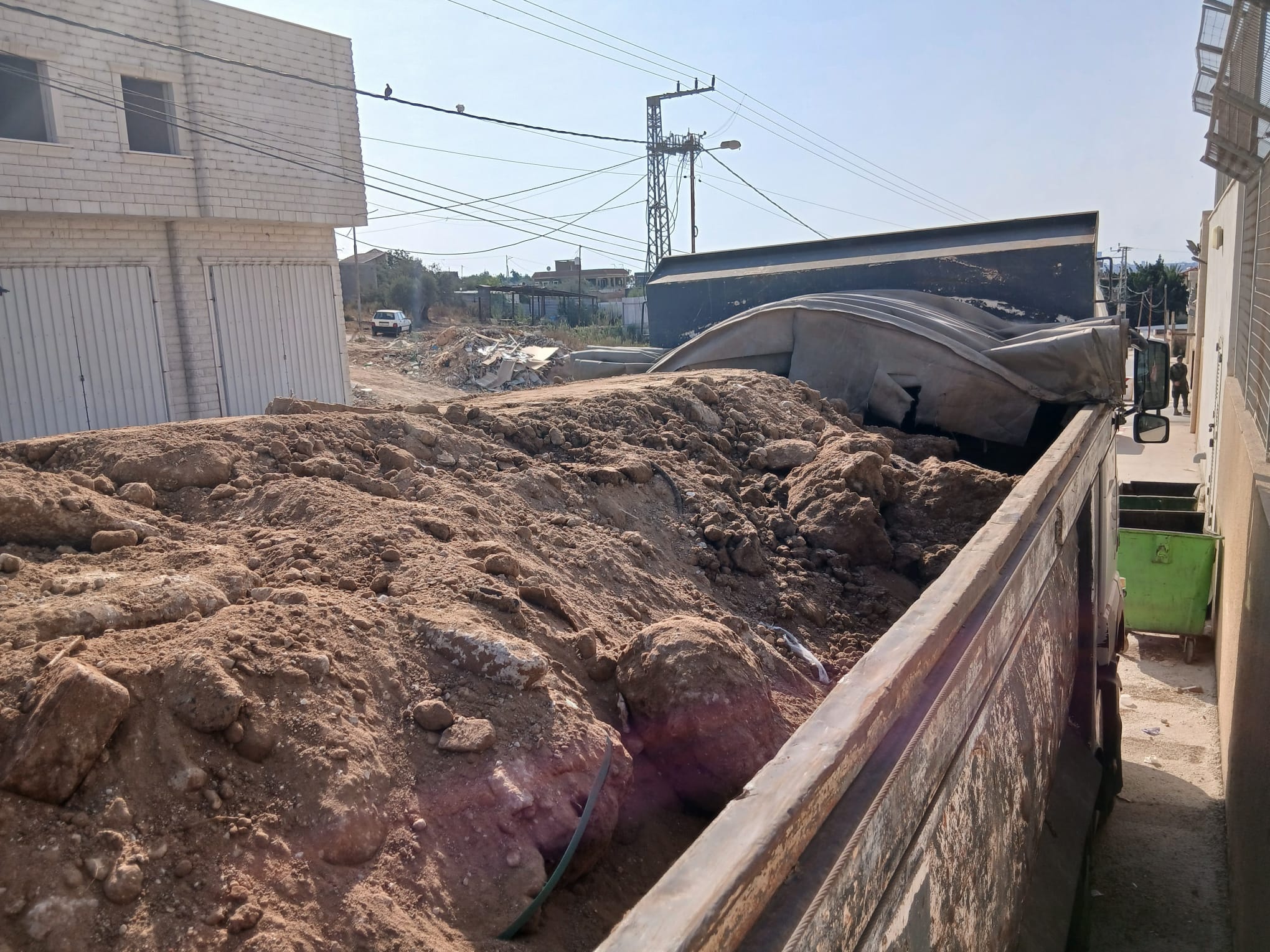 سلطة جودة البيئة تضبط شاحنتين إسرائيليتين محملتين بمخلفات ملوثة في محافظة قلقيلية