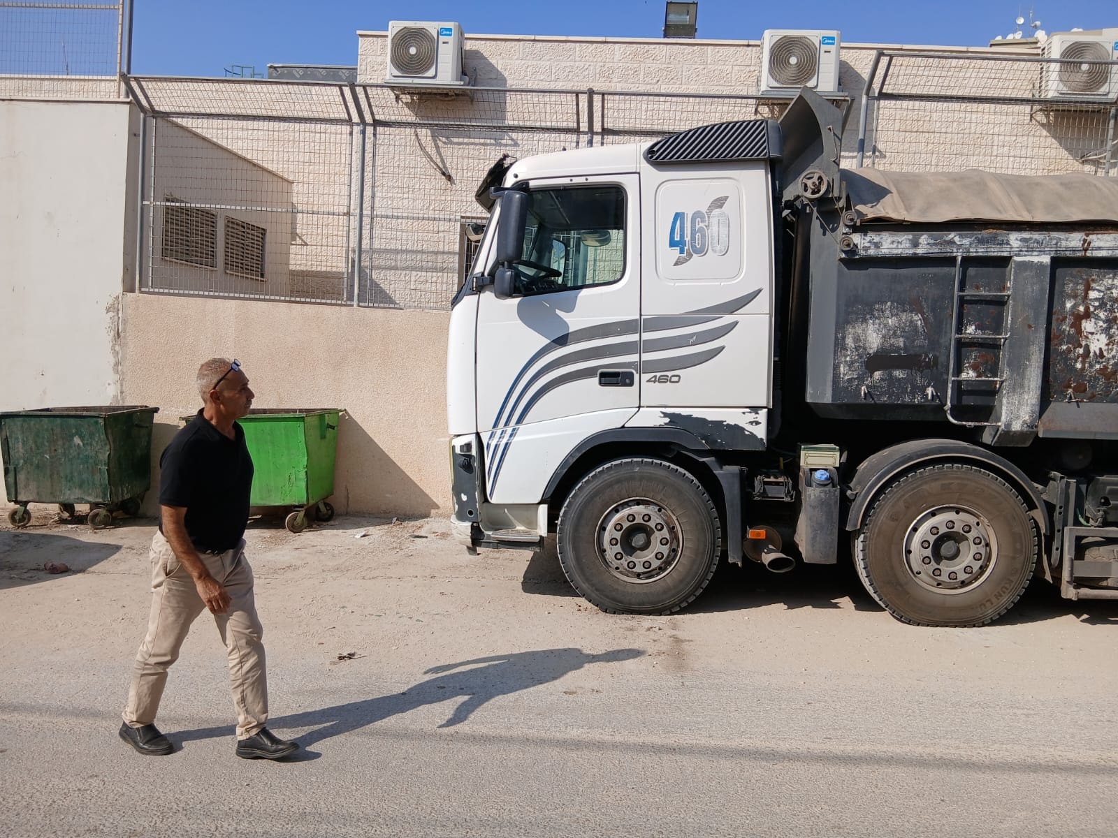 سلطة جودة البيئة تضبط شاحنتين إسرائيليتين محملتين بمخلفات ملوثة في محافظة قلقيلية