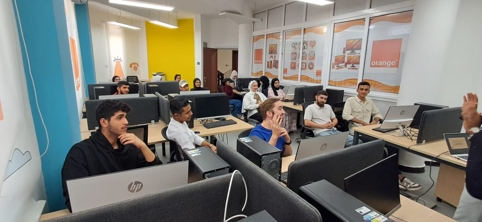 مركز شباب وشابات الزرقاء النموذجي يطلق دورة في المهارات الحياتية والرقمية