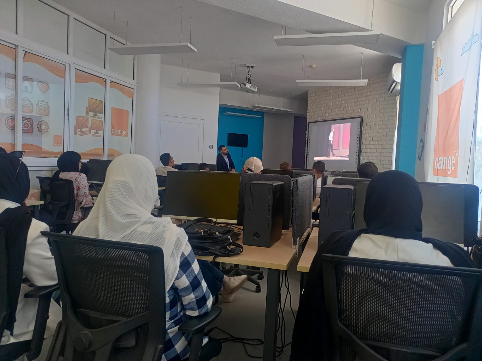 مركز شباب وشابات الزرقاء النموذجي يطلق دورة في المهارات الحياتية والرقمية