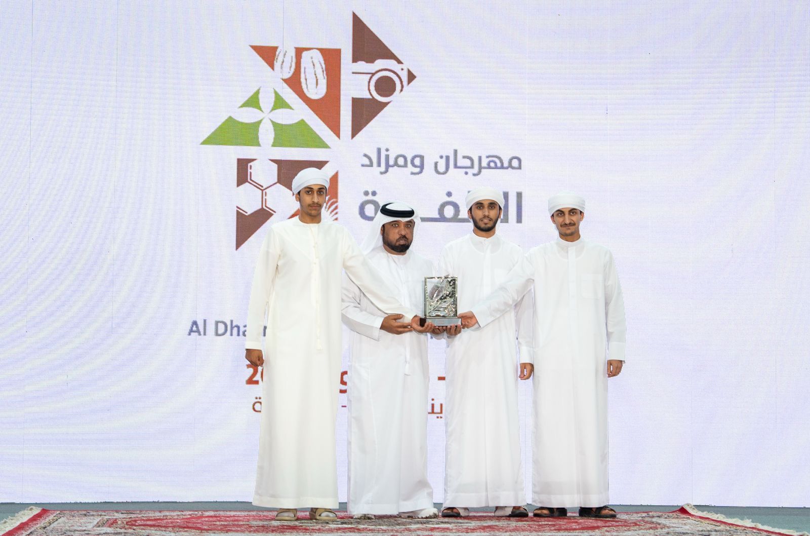 منافسات قوية تشهدها مزاينة الدباس في الظفرة للتمور