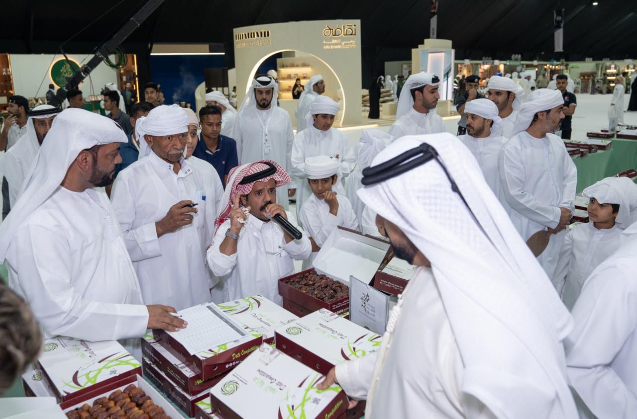 «الظفرة للتمور» يواصل فعالياته ويتوج الفائزين في تغليف التمور