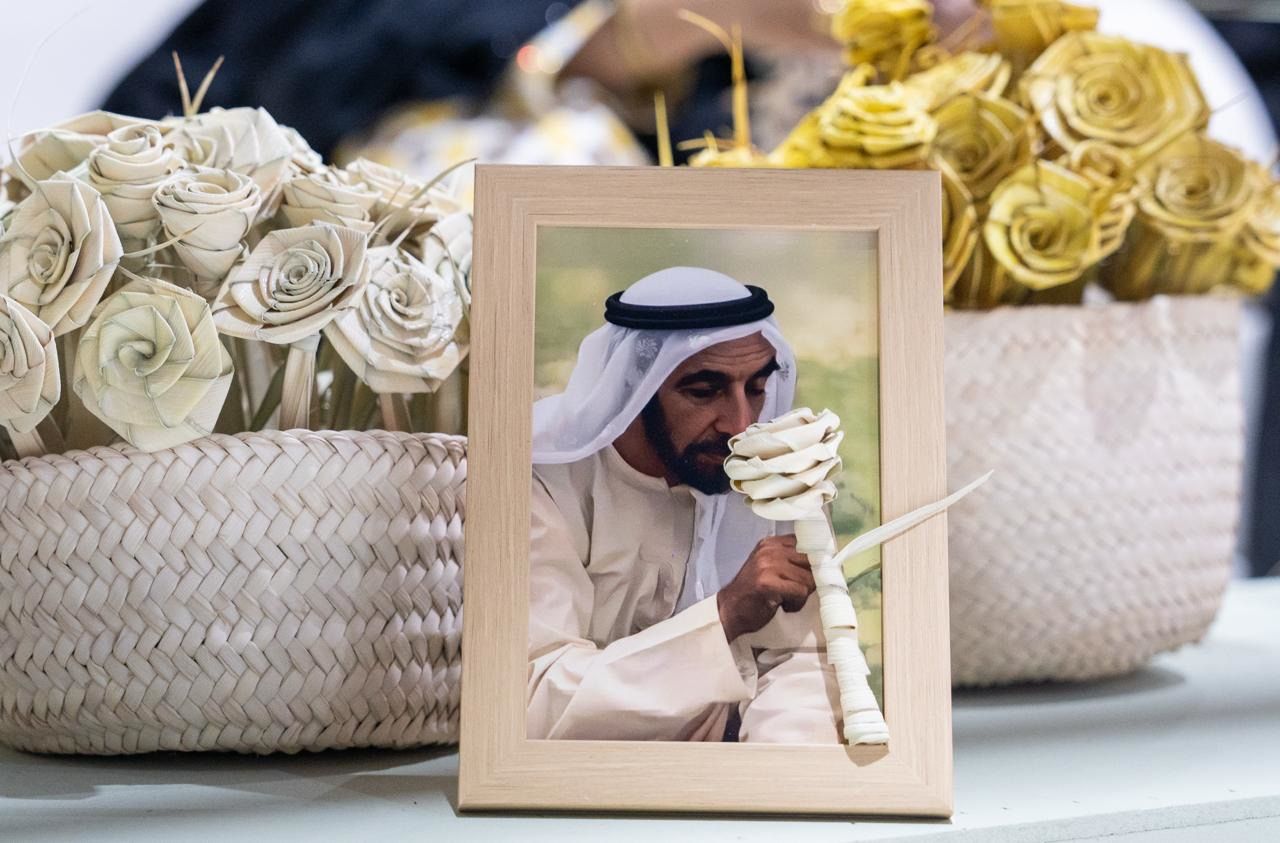 زهور من سعف النخيل.. أنامل تنسج رسالة حب للإمارات في الظفرة للتمور