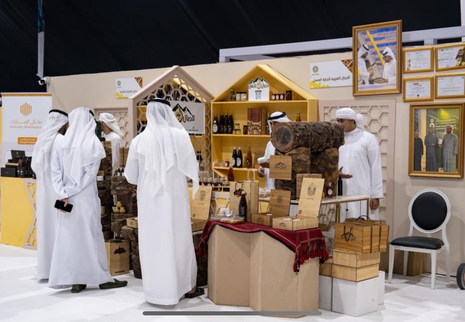 قرية العسل تفتح آفاقاً جديدة لتسويق المنتج الإماراتي في الظفرة للتمور