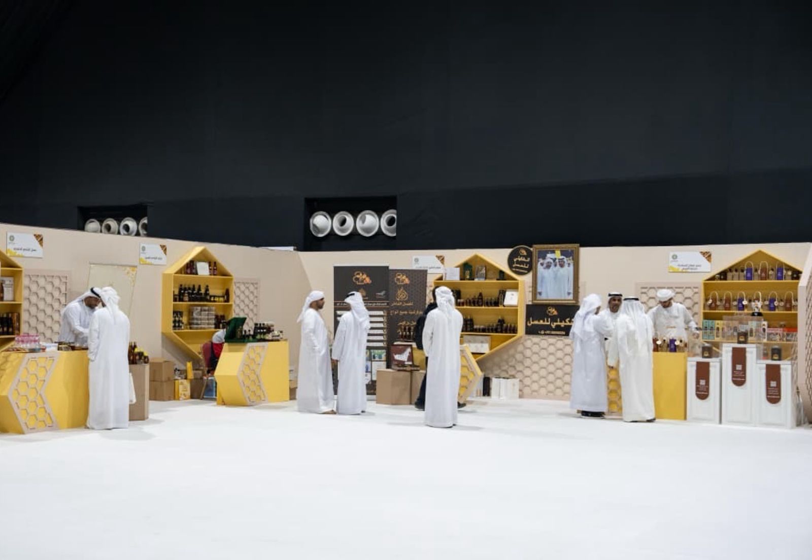 قرية العسل تفتح آفاقاً جديدة لتسويق المنتج الإماراتي في الظفرة للتمور