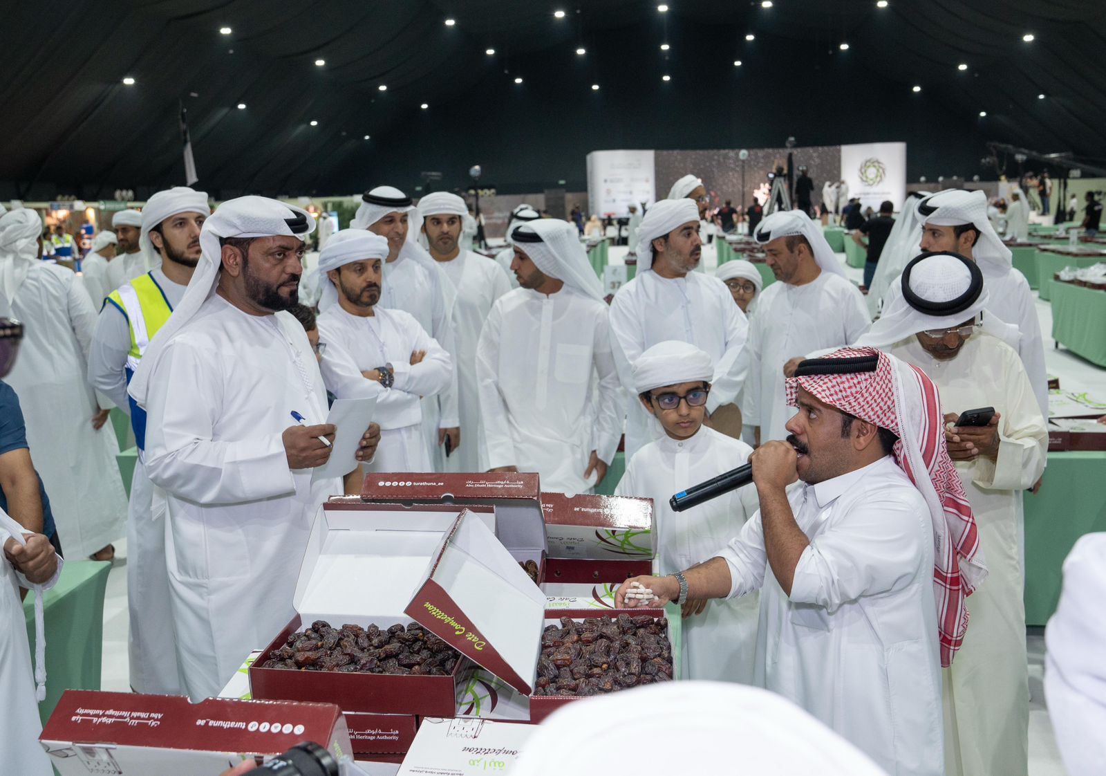 الظفرة للتمور .. مبيعات تجاوزت مليون درهم و40 ألف زائر خلال 5 أيام