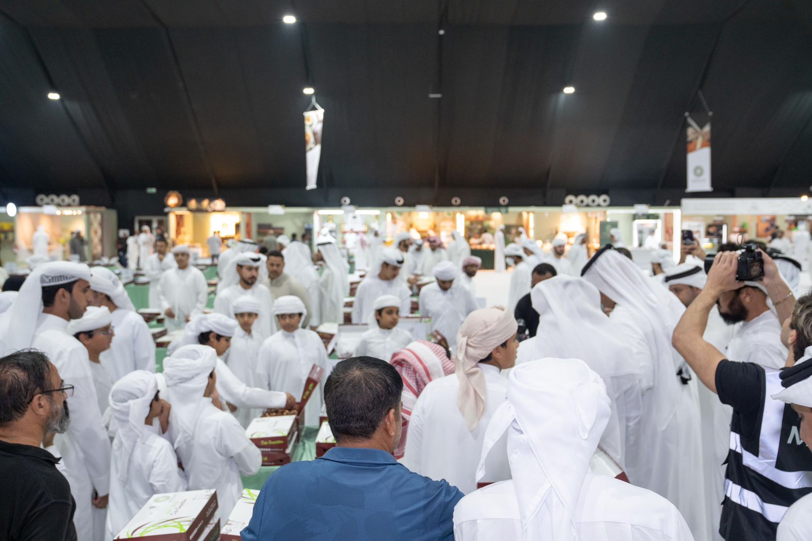 الظفرة للتمور .. مبيعات تجاوزت مليون درهم و40 ألف زائر خلال 5 أيام