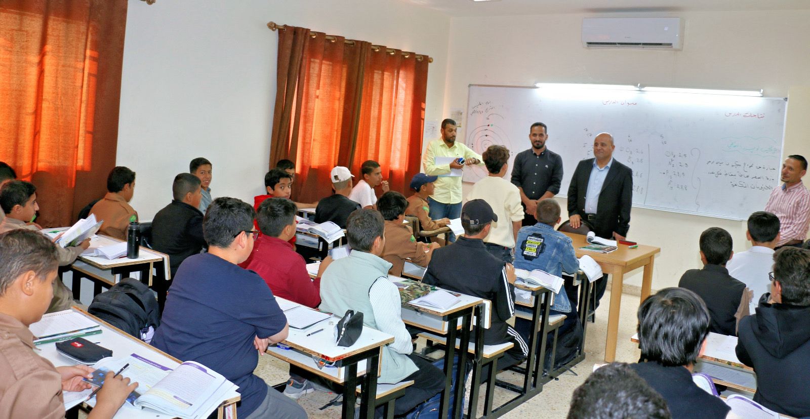 الحباشنة يتفقد عدداً من مدارس تربية معان ويشارك الطلبة في فعاليات تربوية وميدانية