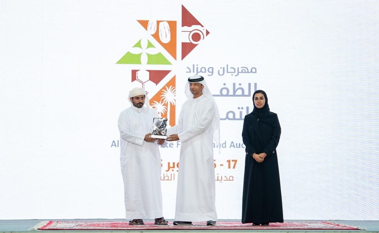 «الظفرة للتمور» يواصل فعالياته ويتوج الفائزين في تغليف التمور