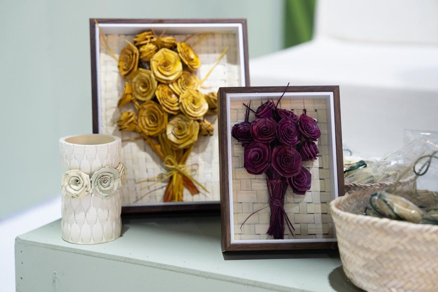 زهور من سعف النخيل.. أنامل تنسج رسالة حب للإمارات في الظفرة للتمور