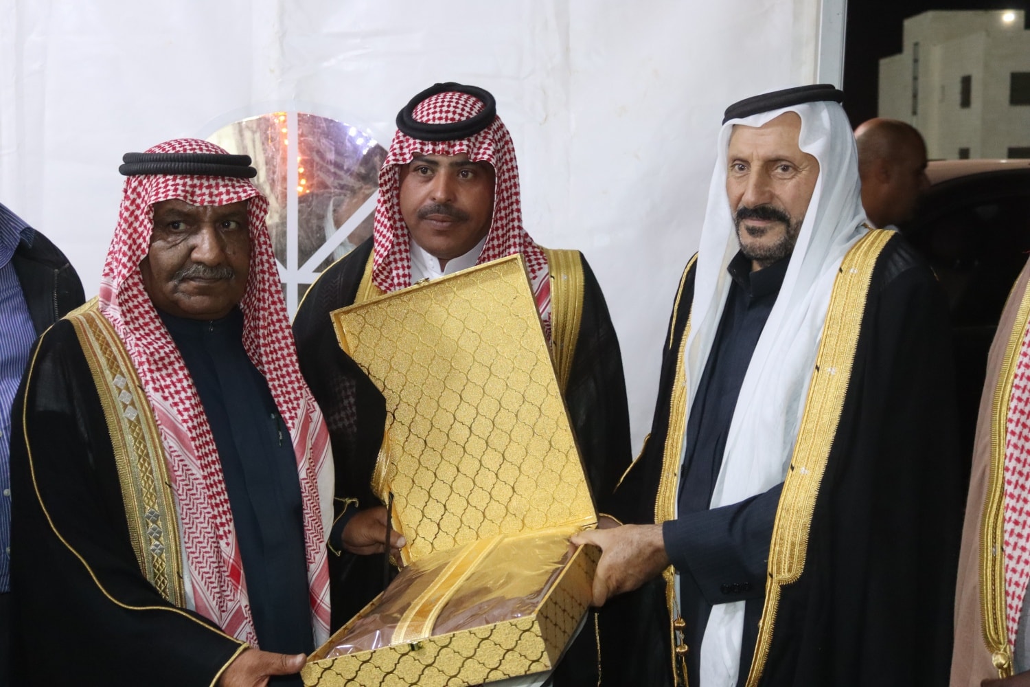 العقيد صخر صالح منصور الزبن يقيم مأدبة عشاء بمناسبة زفاف شقيقه المهندس زبن