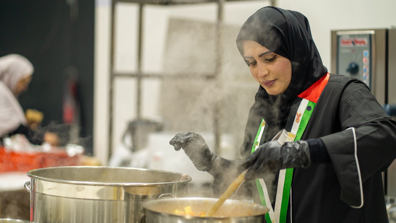 بمشاركة نخبة من الطهاة المحليين.. عروض طهي حيّة في «الظفرة للتمور» تعكس الموروث الإماراتي