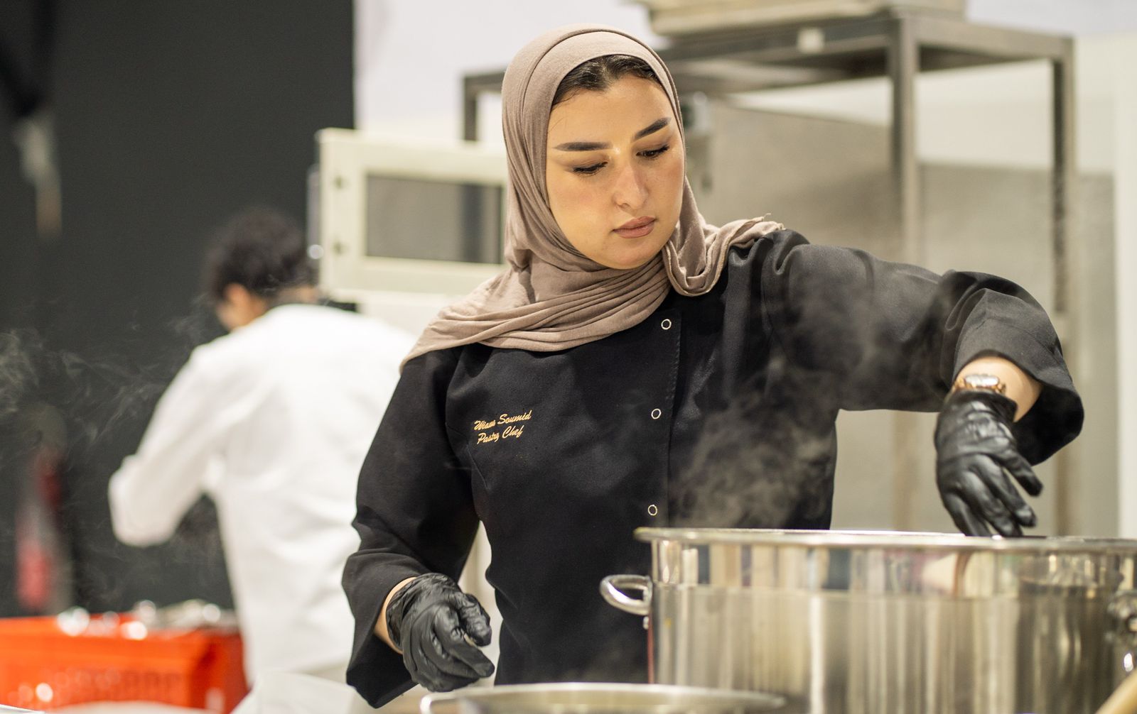 بمشاركة نخبة من الطهاة المحليين.. عروض طهي حيّة في «الظفرة للتمور» تعكس الموروث الإماراتي