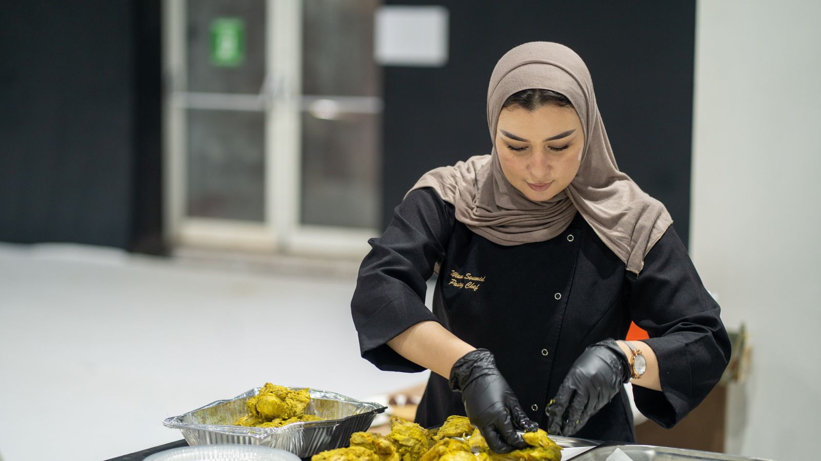 بمشاركة نخبة من الطهاة المحليين.. عروض طهي حيّة في «الظفرة للتمور» تعكس الموروث الإماراتي