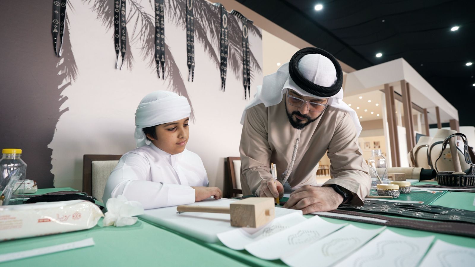 ورشة “المحزم التراثي” تستقطب آلاف الزوار في مهرجان الظفرة للتمور