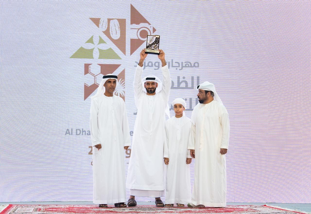 الظفرة للتمور يتوّج الفائزين في مسابقات الفرض والعسل