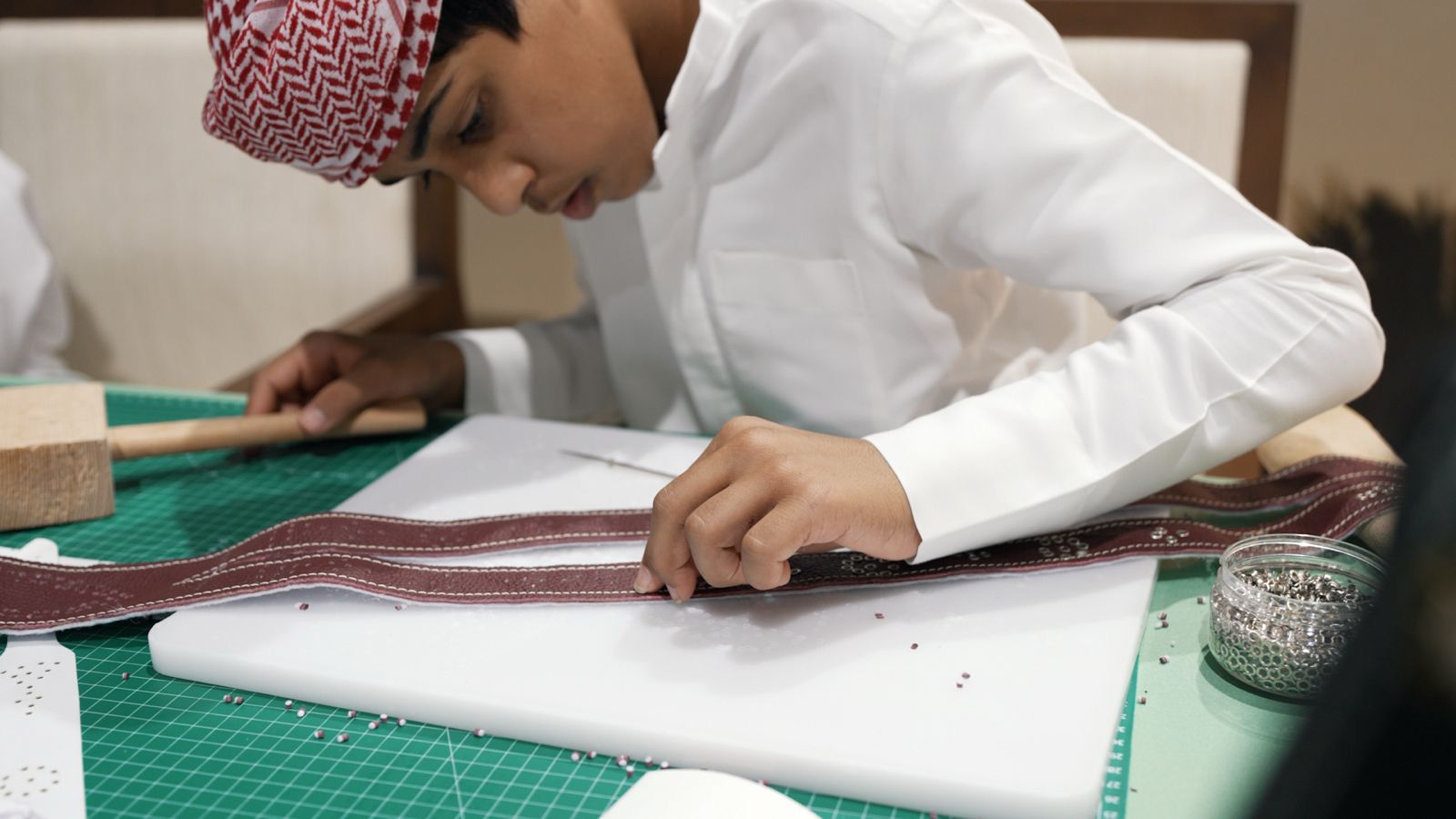 ورشة “المحزم التراثي” تستقطب آلاف الزوار في مهرجان الظفرة للتمور