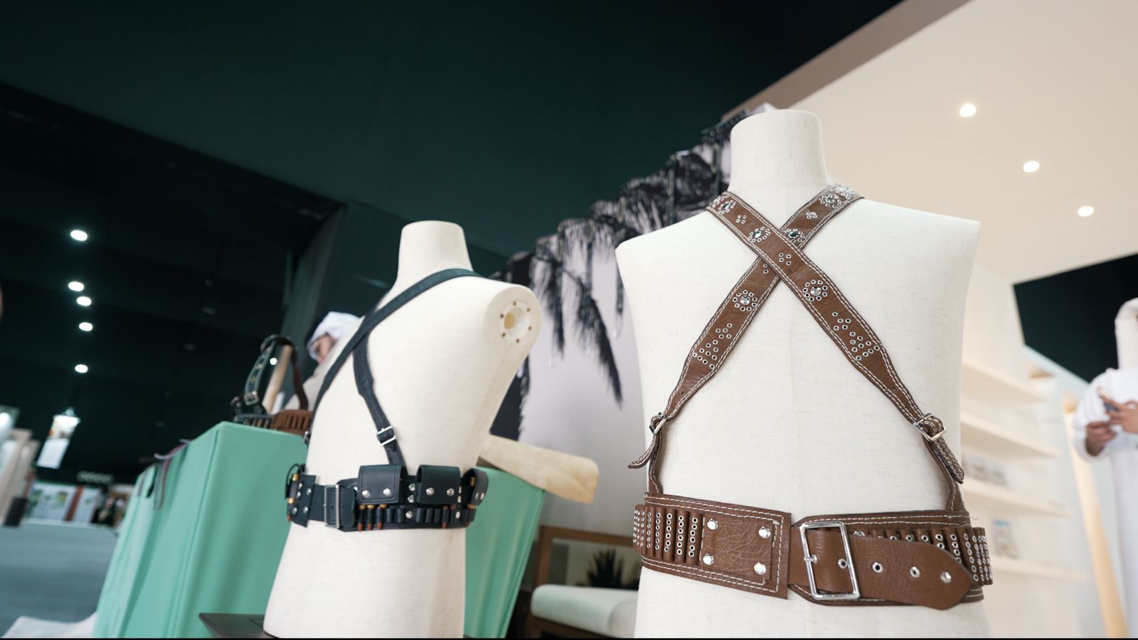 ورشة “المحزم التراثي” تستقطب آلاف الزوار في مهرجان الظفرة للتمور