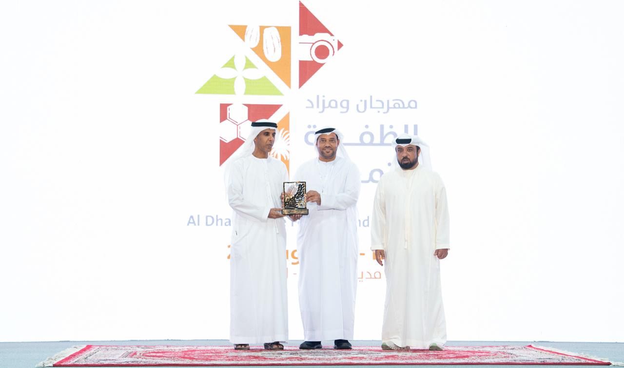 الظفرة للتمور يتوّج الفائزين في مسابقات الفرض والعسل