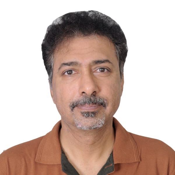 ضمن فعاليات مقهى الشعر أمسيات شعرية بـ8 لغات تصحب زوار  الشارقة الدولي للكتاب 2025 إلى عالم القصيدة