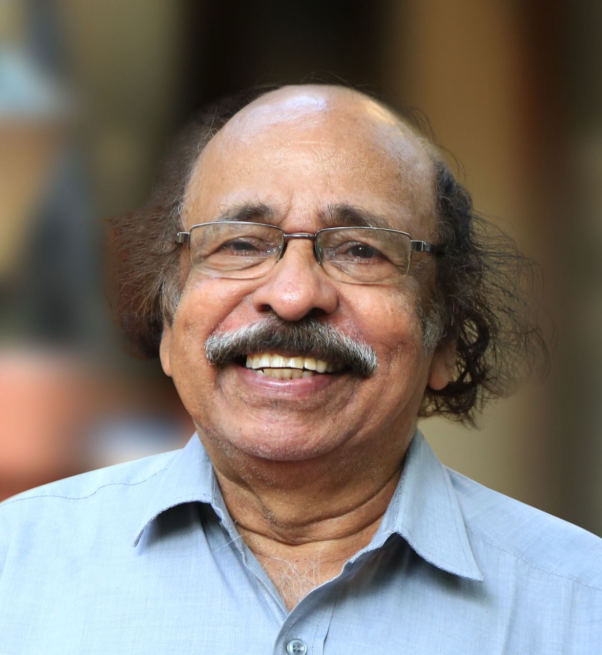 ضمن فعاليات مقهى الشعر أمسيات شعرية بـ8 لغات تصحب زوار  الشارقة الدولي للكتاب 2025 إلى عالم القصيدة