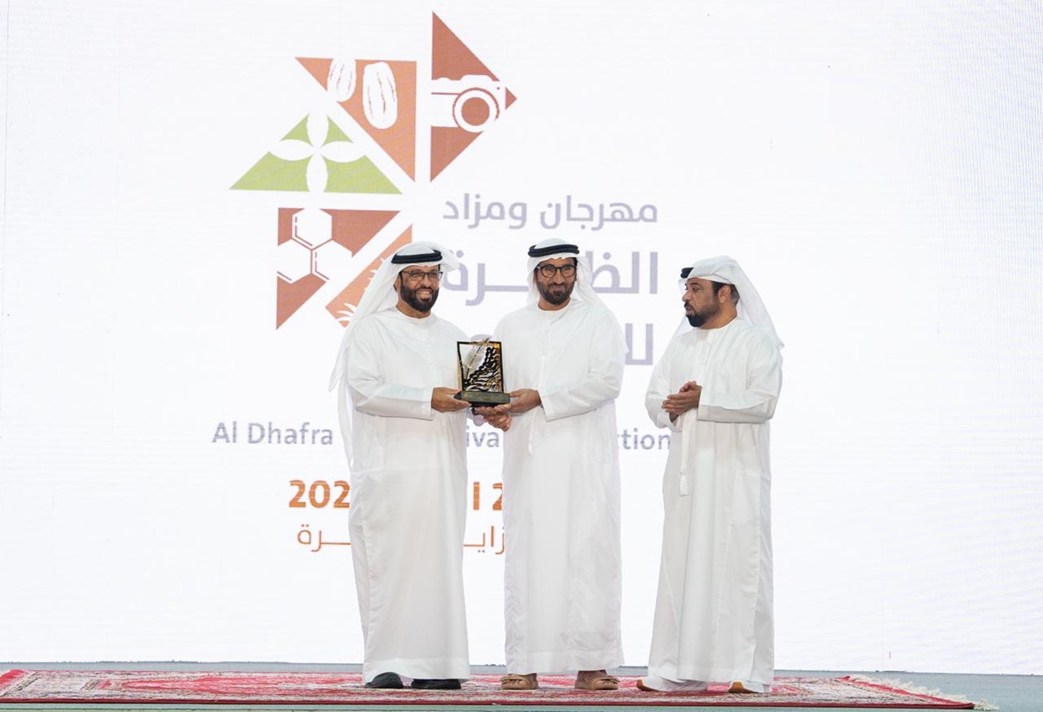 مهرجان ومزاد الظفرة للتمور يكرم شركاء النجاح