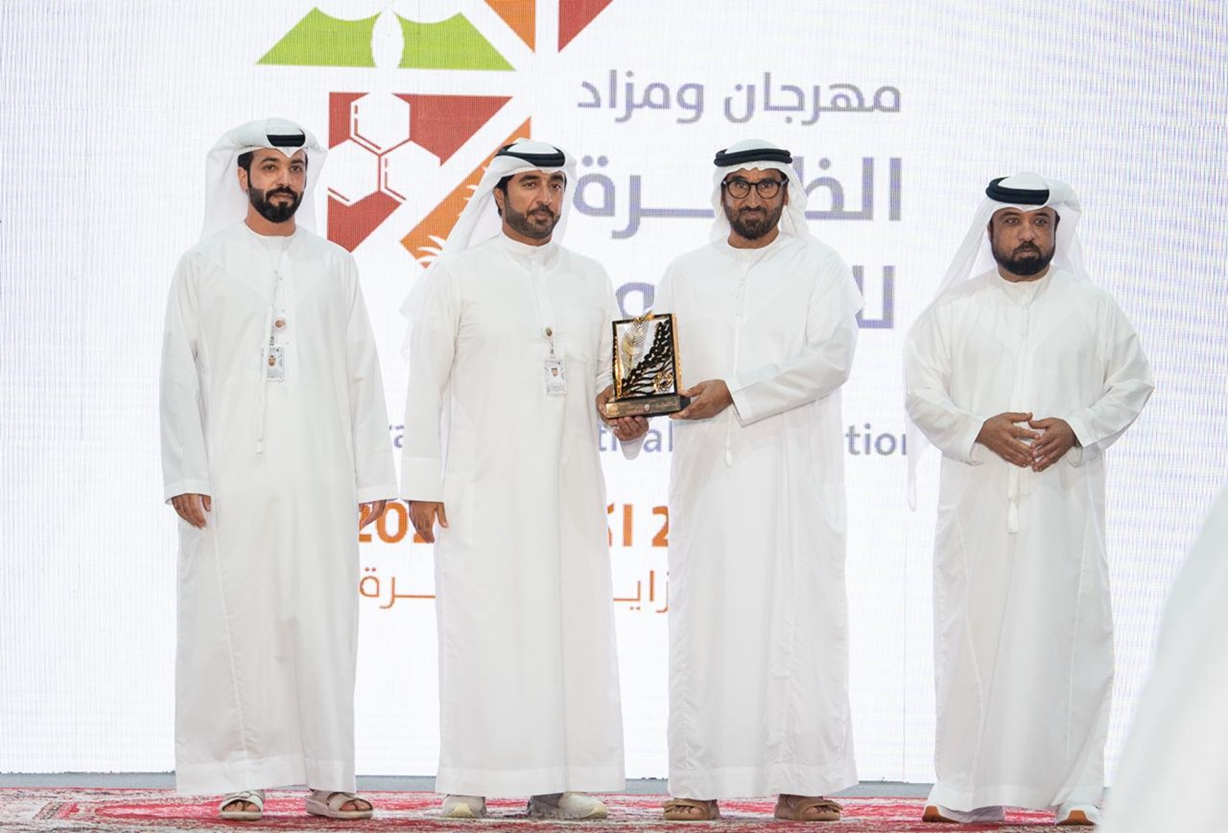 مهرجان ومزاد الظفرة للتمور يكرم شركاء النجاح